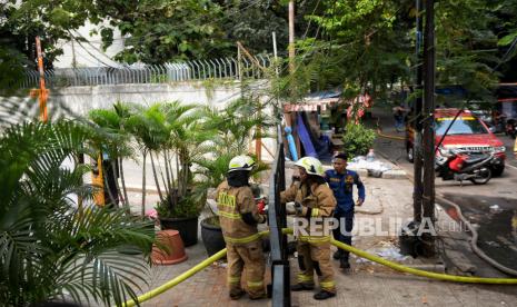 Petugas Penanggulangan Kebakaran dan Penyelamatan melakukan pendinginan di lokasi kebakaran Museum Nasional. Plt Kepala BLU sebut pengamanan benda sejarah di Museum Nasional terkendali.