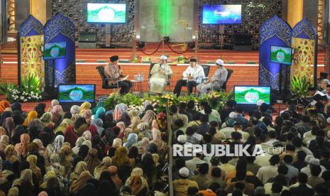 Menteri Agama Nasaruddin Umar (kedua kiri), Cendekiawan Quraish Shihab (kedua kanan), dan Pendakwah Habib Husen bin Jafar Alhadar (kanan) menjadi narasumer saat Peringatan Isra Miraj di Masjid Istiqlal, Jakarta, Senin (27/1/2025). Peringatan Isra Miraj Nabi Muhammad SAW 1446 H tersebut mengusung tema Membumikan Bahasa Langit: Membincang Kemuliaan Ibadah Sholat.