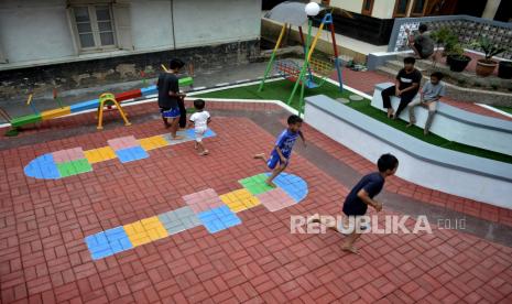 Sejumlah anak bermain di Taman Cinunuk, Wanaraja, Kabupaten Garut, Jawa Barat, Jumat (18/12/2020). Kabupaten Garut membangun dan menyedikan ruang terbuka publik di kawasan pemukiman padat yang dapat dimanfaatkan oleh masyarakat dan meningkatkan taraf kebahagiaan masyarakat secara umum. 