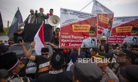 Pengunjuk rasa dari Aliansi Santri dan Rakyat Indonesia (ASRI) melakukan aksi di depan Pondok Pesantren Al Zaytun, Indramayu, Jawa Barat, Kamis(6/7/2023). Mereka menuntut pemerintah untuk menangkap pimpinan Ponpes Al Zaytun Panji Gumilang dan meminta segera menutup pondok pesantren tersebut.