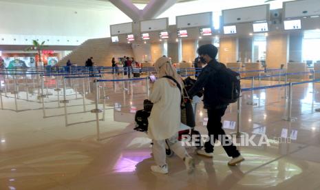 Penumpang menuju tempat check in di Bandara Internasional Yogyakarta (YIA), Kulonprogo, Yogyakarta (ilustrasi). PT Angkasa Pura I (AP I) Bandara Internasional Yogyakarta di Kabupaten Kulon Progo, Daerah Istimewa Yogyakarta, membuka layanan penerbangan internasional rute Bandara Internasional Yogyakarta-Singapura mulai 15 Oktober 2022 menggunakan pesawat Scoot.