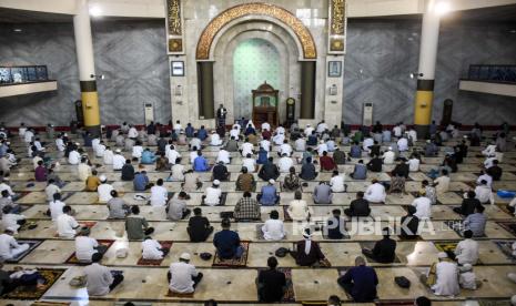 Umat muslim melaksanakan shalat Idul Fitri di Masjid Raya Bandung, Jalan Dalem Kaum, Kota Bandung, Kamis (13/5). Masjid Raya Bandung menggelar shalat Idul Fitri 1442 H dengan menerapkan protokol kesehatan seperti menjaga jarak, memakai masker, pengukuran suhu tubuh dan membatasi jumlah jemaah menjadi 30 persen dari kapasitas guna mengurangi resiko penyebaran Covid-19. Foto: Republika/Abdan Syakura