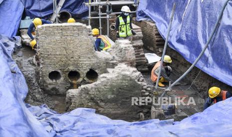 Sejumlah pekerja berusaha membersihkan terakota yang berada di proyek pembangunan jalur MRT Jakarta fase 2 CP-203 di kawasan Glodok, Jakarta Barat, Selasa (20/9/2022). Menurut Direktur Konstruksi PT MRT Jakarta (Perseroda), Silvia Halim pihaknya menemukan sejumlah cagar budaya berupa terakota merupakan jembatan, saluran air dan artefak yang selanjutnya akan dilestarikan di museum yang akan dibangun di sekitar Stasiun Kota Tua. 