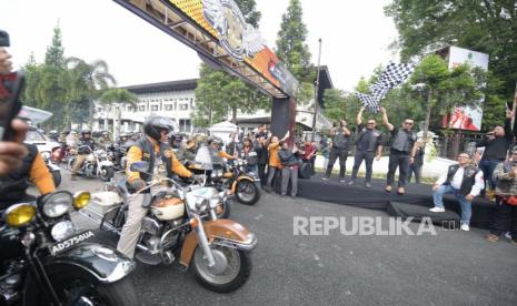 Gubernur Jawa Barat Ridwan Kamil melepas komunitas motor gede dalam event Harley Davidson Classkc Rally The 50th Golden Wingday dan Anniversary HDCI 33rd di halaman depan Gedung Sate, Kota Bandung, Jumat (26/5/2023). Kegiatan komunitas ini, bisa dongkrak akupansi hotel di Pangandaran. Akhir Pekan Ini, Seribuan Anggota Klub Moge Harley Gelar Acara di Pangandaran