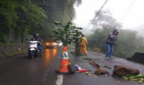  Bencana longsor di atas objek wisata Curug Pelangi 