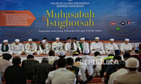 Imam Besar Masjid Istiqlal Nasaruddin Umar (kelima kiri), Ketua Majelis Ulama Indonesia Bidang Dakwah Cholil Nafis (kelima kanan) dan pengurus MUI Komisi Dakwah lainnya saat acara Muhasabah dan Istighotsah akhir tahun 2022 di Masjid Istiqlal, Jakarta, Selasa (20/12/2022). Kegiatan tersebut dilakukan sebagai upaya instrospeksi diri serta meningkatkan ketakwaan  dalam mempersiapkan menyambut tahun yang akan datang. Republika/Thoudy Badai