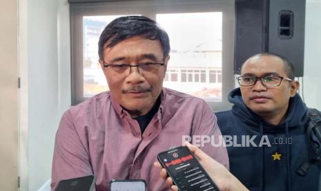 Ketua DPP Partai Demokrasi Indonesia Perjuangan (PDIP), Djarot Saeful Hidayat mengingatkan Presiden Joko Widodo (Jokowi) untuk tak menggunakan instrumen negara untuk mendukung Prabowo Subianto-Gibran Rakabuming Raka, di kawasan Matraman, Jakarta, Senin (30/10/2023). 