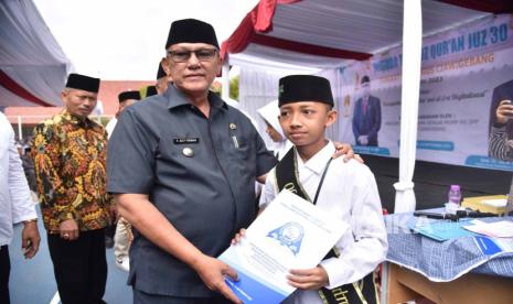 Bupati Kuningan Acep Purnama mewisuda 204 siswa tahfidz Quran juz 30 tingkat SMP se-Gugus Ciawigebang Tahun 2023, Kamis (14/9/2023). 