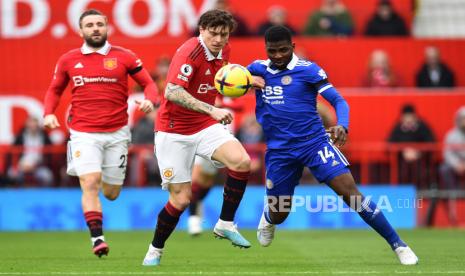 Victor Lindelof dari Manchester United beraksi melawan Kelechi Iheanacho dari Leicester pada pertandingan sepak bola Liga Utama Inggris antara Manchester United dan Leicester City di Manchester, Inggris , Ahad, (19/2/2023).