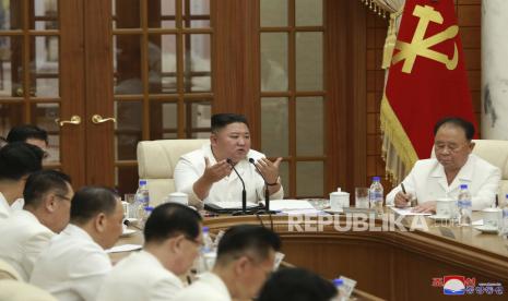 Dalam foto yang disediakan oleh pemerintah Korea Utara ini, pemimpin Korea Utara Kim Jong Un, tengah, menghadiri pertemuan besar Politbiro Partai Buruh yang berkuasa di Pyongyang, Korea Utara, Selasa, 25 Agustus 2020. Partai berkuasa di Korut, Partai Buruh, akan menghukum pejabat yang gagal mengatasi dampak badai.