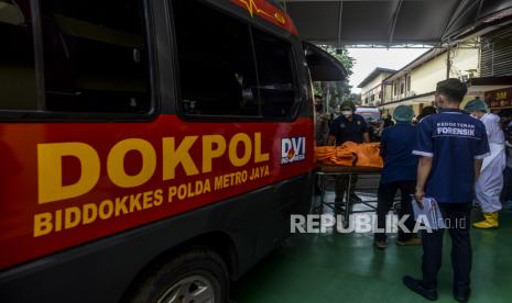 Petugas membawa kantong jenazah korban kebakaran Lembaga Permasyarakatan (Lapas) Kelas 1 Tangerang di RS Polri Kramat Jati, Jakarta, Rabu (8/9). Sebanyak tujuh mobil ambulans membawa 41 jenazah yang merupakan warga binaan pemasyarakatan (WBP) Lapas Kelas 1 Tangerang untuk diidentifikasi dengan metode Disaster Victim Identification (DVI). Republika/Putra M. Akbar