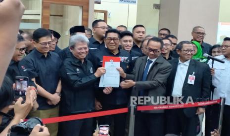 Deputi Hukum TPN Ganjar-Mahfud Todung Mulya Lubis saat konferensi pers usai mengajukan gugatan PHPU di Mahkamah Konstitusi (MK), Jakarta Pusat, Sabtu (23/3/2024).