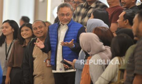 Ketua Umum PAN Zulkifli Hasan berbincang dengan wartawan saat acara media launch bersama  Ketua Umum PAN di Kantor DPP PAN, Jakarta, Selasa (23/4/2024). Dalam kesempatan tersebut Zulkifli mengajak semua pihak bersatu kembali setelah putusan Mahkamah Konstitusi (MK) yang menolak seluruh permohonan sengketa hasil Pemilu Presiden (Pilpres) 2024.