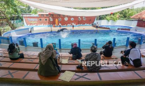 Petugas satgas COVID-19 Kabupaten Batang memantau simulasi pembukaan wisata di Batang Dolphins Center, Kabupaten Batang, Jawa Tengah, Ahad (29/8). Pengelola objek wisata di Kabupaten Batang, Jawa Tengah, menyambut positif terhadap kebijakan pemerintah yang melonggarkan pemberlakuan pembatasan kegiatan masyarakat saat libur Natal 2021 dan Tahun Baru 2022. 