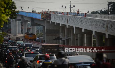 Pekerja menyelesaikan proyek pembangunan flyover Tanjung Barat, Jakarta, Selasa (14/7). Dinas Bina Marga DKI Jakarta memastikan proyek pembangunan flyover di Jakarta Selatan yaitu flyover Tanjung Barat dengan panjang 1.052 meter dan flyover Lenteng Agung 782 meter sudah mencapai 60 persen dan ditargetkan rampung pada tahun 2021.