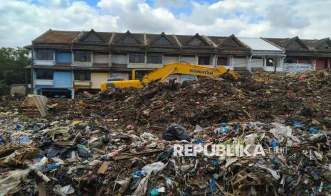 Sampah menumpuk di Pasar Caringin hingga menyerupai bukit di depan Pasar Caringin Kota Bandung, Jawa Barat