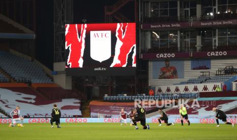  Pemain berlutut untuk mendukung antirasialisme sebelum pertandingan sepak bola Liga Premier Inggris antara Aston Villa dan Newcastle United di Birmingham, Inggris, 23 Januari 2021.