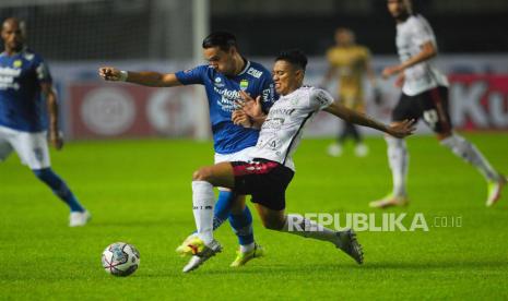 Gelandang serang Persib Bandung Erwin Ezra Walian berebut bola dengan pemain  Bali United Ricky Fajrin pada laga penyisihan Grup C Piala Presiden  antara Persib Bandung melawan Bali United di Stadion GBLA, Bandung, Ahad (12/6/2022). Laga berakhir imbang dengan skor 1-1.