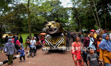 Pengunjung memadati kawasan Taman Margasatwa Ragunan (TMR), Jakarta. 