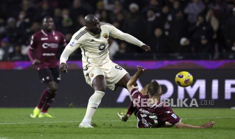 Romelu Lukaku (tengah) resmi membela Napoli di Serie A Liga Italia musim ini.