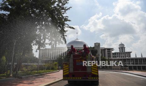 Petugas pemadam kebakaran dan penyelamatan DKI Jakarta menyemprotkan disinfektan di halaman Masjid Istiqlal Jakarta, Rabu (3/6/2020). Penyemprotan tersebut sebagai upaya mencegah penyebaran virus corona (COVID-19) di rumah ibadah jika nantinya kembali dibuka untuk umum saat pemberlakuan tatanan hidup normal baru (new normal)