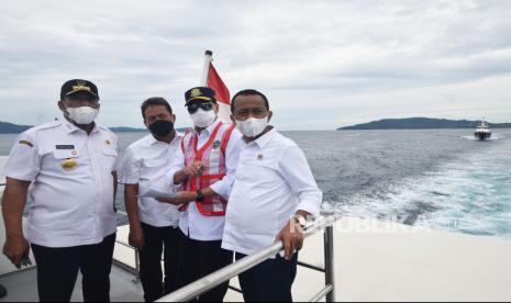 Menteri Perhubungan Budi Karya Sumadi (kedua kanan) bersama Menteri Kelautan dan Perikanan Sakti Wahyu Trenggono (kedua kiri), Kepala Badan Koordinasi Penanaman Modal  Bahlil Lahadalia (kanan) dan Gubernur Maluku Murad Ismail (kiri) meninjau lokasi pelabuhan dan perikanan di Pelabuhan Tulehu, Salahutu, Maluku Tengah, Maluku, Jumat (5/2/2021). Proyek pembangunan Ambon New Port  dan Lumbung Ikan Nasional (LIN) tersebut diharapkan dapat meningkatkan perekonomian di Maluku. 