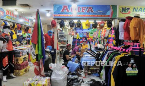 Pedagang menyelesaikan pembuatan alat peraga kampanye di Pasar Senen, Jakarta, Senin (2/9/2024). Usai massa pendaftaran bakal pasangan calon kepala daerah ke KPU daerah,  jumlah permintaan alat peraga kampanye (APK) mengalami kenaikan, khususnya permintaan dari Jawa Tengah, Timur, dan wilayah Sumatera dengan persentase kenaikan hingga 50 persen. sementara untuk DKI Jakarta terpantau masih belum ada permintaan. Pedagang di Pasar Senen, Jakarta menyediakan beragam produk untuk alat peraga kampanye (APK) mulai dari asesoris gantungan kunci, stiker, topi, pakaian seperti kaos, jaket, rompi, hingga umbul-umbul dan banner dengan harga beragam mulai dari Rp500 hingga Rp200 ribu tergantung jumlah permintaan.