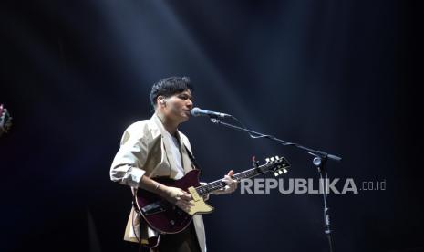 Musisi Rendy Pandugo membawakan lagu saat tampil dalam ajang BNI Java Jazz Festival 2022 di JIExpo Kemayoran, Jakarta, Ahad (29/5/2022). 