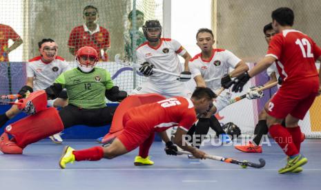 Atlet Hoki Indoor putra Indonesia. Timnas Hoki Indoor Putra Indonesia berhasil memutus dominasi Malaysia di ajang SEA Games. Untuk kali pertama, Indonesia merebut medali emas di cabang olahraga (cabor) hoki kategori indoor putra. Hal itu terjadi pada partai final SEA Games 2023 Kamboja yang berlangsung di Dinosaur Hall Phnom Penh, Ahad (7/52023), Indonesia berhasil mengalahkan Malaysia lewat babak adu penalti. 