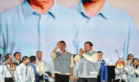 Capres dan cawapres nomor urut 2 Prabowo Subianto dan Gibran Rakabuming Raka saat mengikuti sesi Debat Kelima Calon Presiden Pemilu 2024 di Jakarta Convention Center (JCC), Jakarta, Ahad (4/2/2024). Debat terakhir capres ini mengangkat tema besar yakni kesejahteraan sosial, pembangunan SDM, dan inklusi dengan subtema meliputi pendidikan, kesehatan, ketenagakerjaan, kebudayaan, teknologi informasi, kesejahteraan sosial, dan inklusi. Debat akan berlangsung mulai pukul 19.00 WIB dan akan dimulai dengan pemaparan visi-misi dan program dari capres nomor urut 2 Prabowo Subianto.