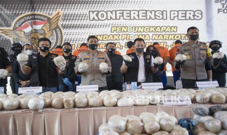 Kabareskrim Polri Komjen Pol Listyo Sigit Prabowo (kedua kanan) didampingi Kapolda Jabar Irjen Pol Rudy Supahriadi (kanan), Kadiv Humas Polri Irjen Pol Argo Yuwono (kedua kiri) dan Kasatgassus Polri Merah Putih Brigjen Pol Ferdy Sambo (kiri) menunjukan barang bukti ratusan paket narkotika jenis sabu saat gelar barang bukti di Sukaraja, Kabupaten Sukabumi, Jawa Barat, Kamis (4/6/2020). Tim Satgasus Merah Putih Polri berhasil menangkap enam pelaku sindikat internasional dan barang bukti narkotika jenis sabu seberat 402 kg