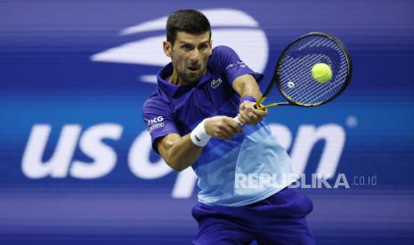 Novak Djokovic dari Serbia memukul kembali ke Matteo Berrettini dari Italia selama pertandingan babak perempat final pada hari kesepuluh Kejuaraan Tenis AS Terbuka Pusat Tenis Nasional USTA di Flushing Meadows, New York, AS, 08 September 2021. AS Terbuka berlangsung dari 30 Agustus hingga 12 September