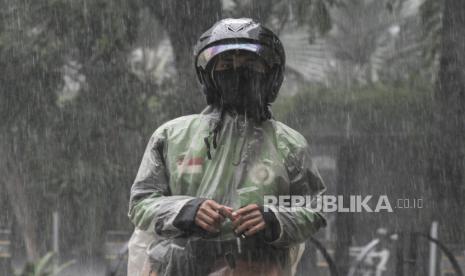 Seorang pengendara di tengah hujan disertai petir dan angin (ilustrasi). Cuaca ekstrem diprediksi melanda Sulut hingga sepekan ke depan.