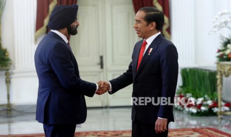  Indonesian President Joko Widodo menyambut Presiden World Bank Ajay Banga menjelang ASEAN Summit di Istana Kepresidenan, Jakarta, 4 September 2023.