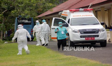 Petugas kesehatan meninjau tempat karantina Pasien Orang Tanpa gejala (OTG) COVID-19, di Balai Diklat Kampung Salak, Kota Sorong, Papua Barat, Senin (11/5/2020). Papua Barat memperpanjang masa tanggap darurat penanggulangan wabah COVID-19, setelah wilayah tersebut menunjukan penambahan signifikan pasien positif hingga hari ini, Senin (11/5/2020) mencapai 70 orang, 2 orang dinyatakan sembuh dan 1 orang meninggal dunia