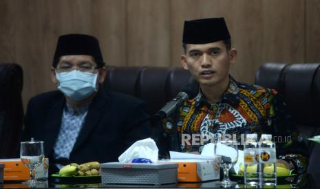 Ketua Majelis Ulama Indonesia (MUI) Bidang Fatwa Asrorun Niam Sholeh didampingi  Sekjen MUI amirsyah Tambunan saat memberikan keterangan terkait kehalalan Vaksin Zifivax di Kantor MUI di Jakarta, Sabtu (9/10). MUI menyatakan bahwa vaksin Covid-19 produksi perusahaan China, Anhui Zhifei Longcom Biopharmaceutical yaitu Vaksin Zifivax halal dan suci. vaksin Zifivax ini dinyatakan halal dan suci setelah dilakukan pengkajian dari aspek teknis dan syar