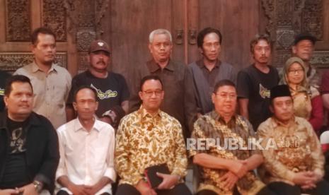 Bakal capres dari Partai Nasdem, Anies Baswedan (tengah) berdiskusi soal pewayangan dengan komunitas dalang di Sukoharjo, Rabu (1/2/2023).