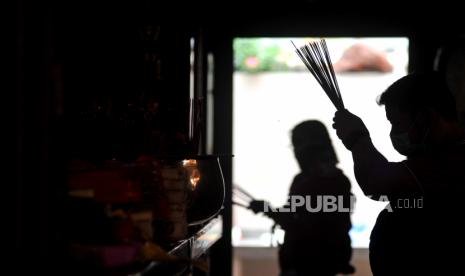 Warga etnis Tionghoa bersembahyang saat perayaan Tahun Baru Imlek 2572 di Vihara Dharmayana, Kuta, Bali, Jumat (12/2/2021). Ibadah tahun baru Imlek saat pandemi COVID-19 tersebut hanya diikuti oleh warga yang tinggal di lingkungan sekitar vihara dengan menerapkan protokol kesehatan seperti mewajibkan penggunaan masker, mengatur jumlah warga yang beribadah serta tidak menyelenggarakan kegiatan yang dapat menimbulkan keramaian seperti pementasan Barongsai. 