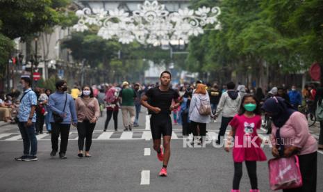 Warga beraktivitas saat digelarnya hari bebas berkendaraan bermotor atau Car Free Day (CFD) di Jalan Tunjungan, Surabaya, Jawa Timur.