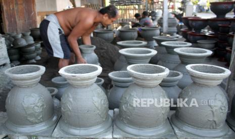 Perajin menyelesaikan pembutan pot berbahan beton di salah satu industri rumahan di Makassar, Sulawesi Selatan. Pelaku UMKM di Sulsel terus bertambah sejak pandemi Covid-19.