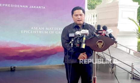 Menteri BUMN sekaligus Ketua Umum PSSI Erick Thohir saat memberikan keterangan pers usai menghadiri penyampaian Laporan Hasil Pemeriksaan Atas Laporan Keuangan Pemerintah Pusat Tahun 2022, di Istana Negara, Jakarta, Senin (26/6/2023).