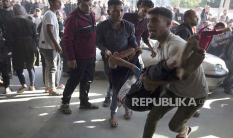 Warga membawa korban serangan Israel ke RS Nasser di Khan Yunis, selatan Jalur Gaza. Israel terus lakukan serangan intensif di Jalur Gaza    