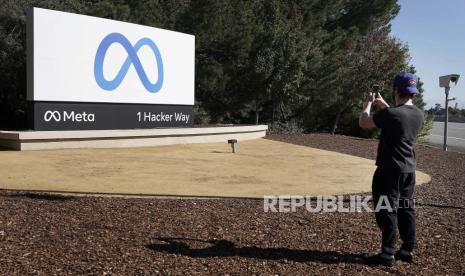  Karyawan Facebook mengambil foto di depan tanda Meta Platforms Inc. baru di luar kantor pusat perusahaan di Menlo Park, California, Kamis, 28 Oktober 2021. Facebook Inc. yang diperangi mengubah namanya menjadi Meta Platforms Inc., atau Meta singkatnya, untuk mencerminkan apa yang dikatakan CEO Mark Zuckerberg adalah komitmennya untuk mengembangkan teknologi surround-yourself baru yang dikenal sebagai metaverse. Namun jejaring sosial itu sendiri akan tetap disebut Facebook.