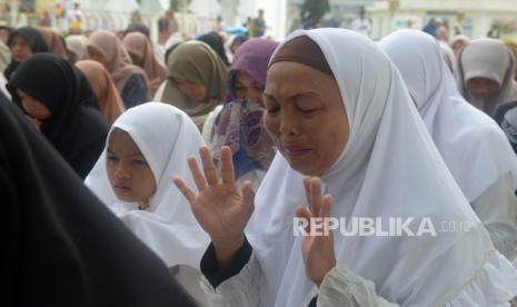 Warga berdoa (ilustrasi).  Doa adalah senjata ampuh orang-orang yang beriman 