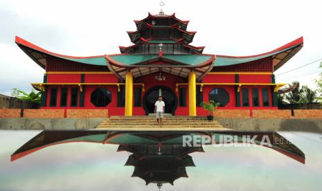 Warga berjalan erada di halaman Masjid Laksamana Cheng Hoo, Kenali Asam Bawah, Kota Baru, Jambi, Senin (25/1/2021). Pembangunan masjid yang diinisiasi Persatuan Islam Tionghoa Indonesia (PITI) Jambi dengan arsitektur bernuansa Tionghoa, Melayu, dan Arab itu telah mencapai 95 persen dan ditargetkan bisa difungsikan pada Februari 2021. 