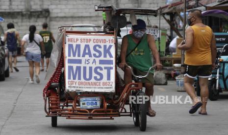 Seorang pria mengendarai becaknya dengan slogan untuk mengingatkan orang agar memakai masker untuk mencegah penyebaran virus corona. Ketua Bidang Perubahan Perilaku Satuan Tugas Penanganan Covid-19 Sonny Harry B Harmadi mengatakan situasi pandemi Covid-19 di Indonesia masih mewajibkan masyarakat penerima dosis lengkap vaksin menggunakan masker selama beraktivitas.