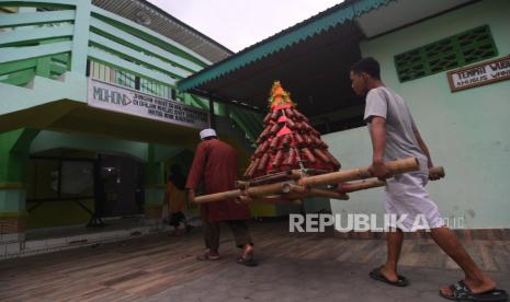  Puasa Enam Hari di Bulan Syawal Menurut Imam Syafii. Foto:  Warga membawa mandura hias (makanan khas terbuat dari beras ketan) menuju masjid saat perayaan Lebaran Mandura di Kampung Baru di Palu, Sulawesi Tengah, Ahad (8/5/2022). Lebaran Mandura merupakan tradisi masyarakat setempat yang dilaksanakan setelah menjalani puasa Syawal. 