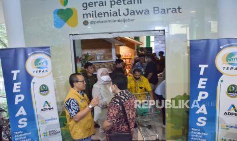 Gerai Petani Melenial Jawa Barat yang baru diresmikan saat Temu Pemimpin untuk Aspirasi Masyarakat (Teras) Volume 17 bertajuk Tantangan Petani Milenial Menghadapi Pasar Global, di Mall Cihampelas, Jumat (9/12/2022). Gerai Petani Melenial ada di sejumlah lokasi seperti mall dan stasiun kereta api, dan diharapkan menjadi ajang promosi berbagai produk petani milenial. Gerai para petani muda ini hadir atas kolaborasi dari berbagai organisasi perangkat daerah (OPD) yang didukung oleh DPRD hingga pihak buyer.