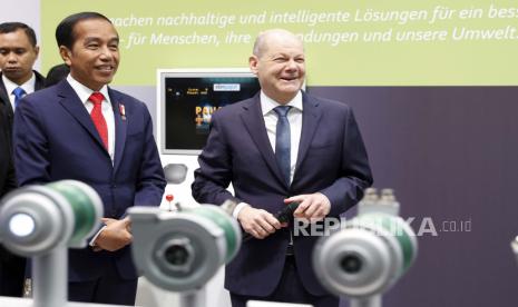 Kanselir Jerman Olaf Scholz, kanan, dan Joko Widodo, Presiden Indonesia, belajar tentang kompresor turbo berkecepatan tinggi di stan EBM Papst saat tur pembukaan pameran dagang industri Hannover Messe, di Hannover, Jerman, Senin, 17 April 2023 .