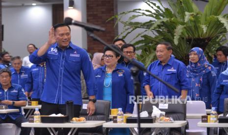 Ketua Umum Partai Demokrat Agus Harimurti Yudhoyono (AHY) saat menghadiri acara Silaturahmi Bersama Ketua Umum Partai Demokrat dan Pengurus DPP di Kantor DPP Partai Demokrat, Jakarta, Jumat (8/3/2024). Dalam kesempatan tersebut AHY turut menyampaikan detik-detik dirinya bergabung dan menjadi Menteri ATR/BPN dalam pemerintahan Presiden Jokowi. AHY juga meminta para kadernya ikut mengawal agar Presiden Joko Widodo bisa menyelesaikan pemerintahannya dengan baik.